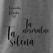 Párové mikiny Ta normální - Ta šílená (nápis na prsu a vaše jména na rukávu)
