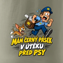 Černý pásek v útěku před psy