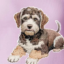 Lagotto romagnolo ležicí vyšívaný na prsu