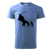 Rybář tahající rybu