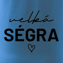 Velká ségra -  nápis na prsou