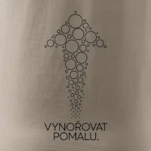 Vynořovat pomalu šipka vzhůru vytvořená z potápěčských bublinek