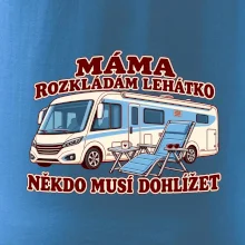 Máma rozkládám lehátko někdo musí dohlížet integrovaný obytňák