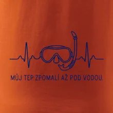Můj tep zpomalí až pod vodou křivka EKG s maskou a šnorchlem