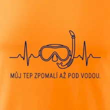 Můj tep zpomalí až pod vodou křivka EKG s maskou a šnorchlem