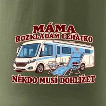 Máma rozkládám lehátko někdo musí dohlížet integrovaný obytňák