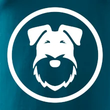 Knírač v kolečku na prsu