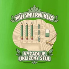 Můj vnitřní klid vyžaduje uklizený stůl