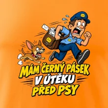 Černý pásek v útěku před psy
