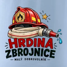 Hrdina s hasičskou přilbou a hadicí