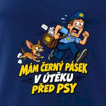 Černý pásek v útěku před psy