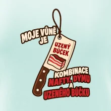 Vůně nafty dýmu a uzeného bůčku