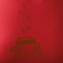 Hrnek plný čerstvé kávy