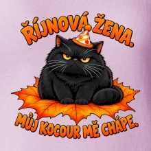 Říjnová žena mrzutý černý kocour na javorovém listu