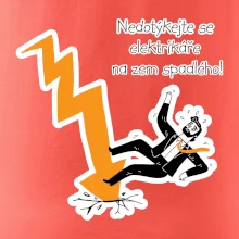 Nedotýkejte se elektrikáře na zem spadlého