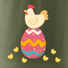 Slepice sedící na velikonočním vejci