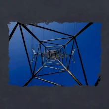 Stožár vysokého napětí zespodu