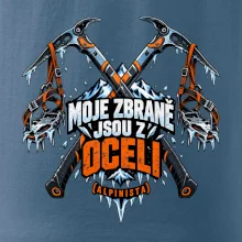 Alpinista se zbraněmi z oceli
