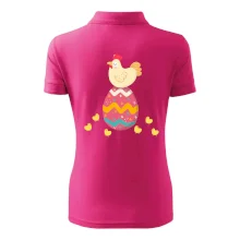 Slepice sedící na velikonočním vejci