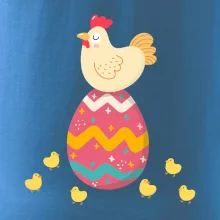 Slepice sedící na velikonočním vejci