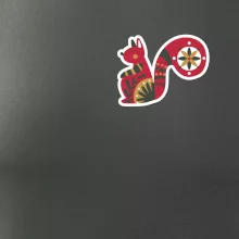 Folklor na prsu veverka