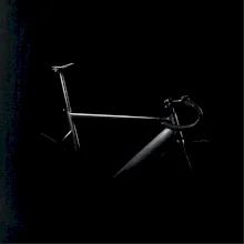 Silniční kolo ve tmě