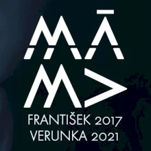 Máma v geometrickém fontu se jmény