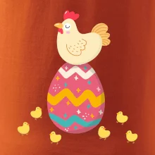 Slepice sedící na velikonočním vejci