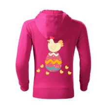 Slepice sedící na velikonočním vejci