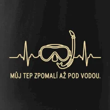 Můj tep zpomalí až pod vodou křivka EKG s maskou a šnorchlem