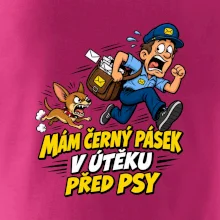 Černý pásek v útěku před psy