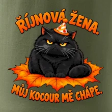 Říjnová žena mrzutý černý kocour na javorovém listu