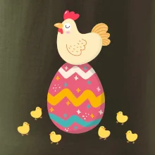 Slepice sedící na velikonočním vejci