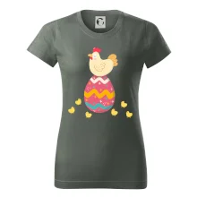 Slepice sedící na velikonočním vejci