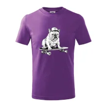 Černobílý buldok na skateboardu