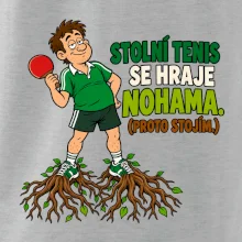 Stolní tenis se hraje nohama. (proto stojím.)