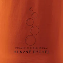 Hlavně dýchej pět stoupajících potápěčských bublin