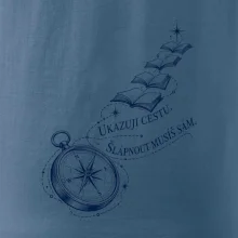 Ukazuji cestu kompas a schody z knih