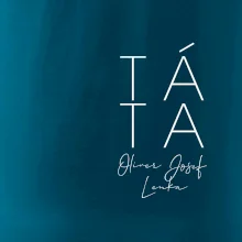 Nápis táta na prsu se jmény dětí