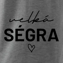 Velká ségra -  nápis na prsou