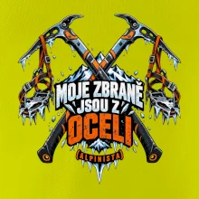 Alpinista se zbraněmi z oceli