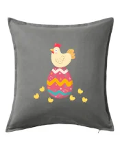 Slepice sedící na velikonočním vejci