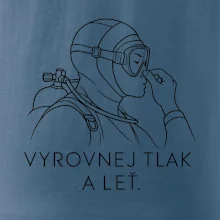 Vyrovnej tlak a leť potápěč v neoprenu držící si nos