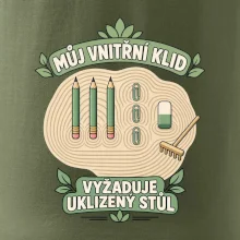Můj vnitřní klid vyžaduje uklizený stůl