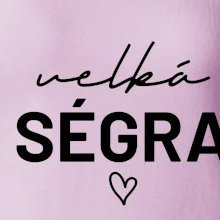 Velká ségra -  nápis na prsou