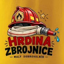 Hrdina s hasičskou přilbou a hadicí
