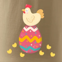 Slepice sedící na velikonočním vejci