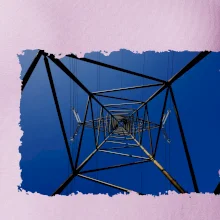 Stožár vysokého napětí zespodu