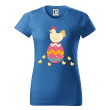 Slepice sedící na velikonočním vejci