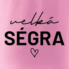 Velká ségra -  nápis na prsou